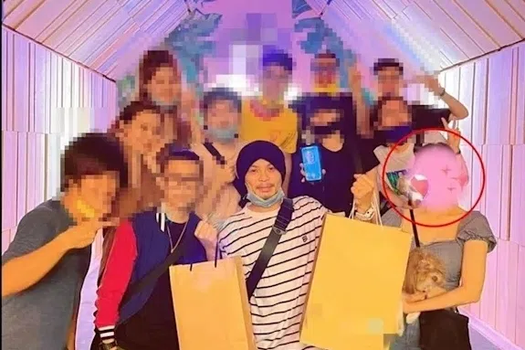 黄明志在社媒贴出女友照片时都以贴图遮（前排右一）住她的脸保护她的隐私。（取自黄明志脸书）