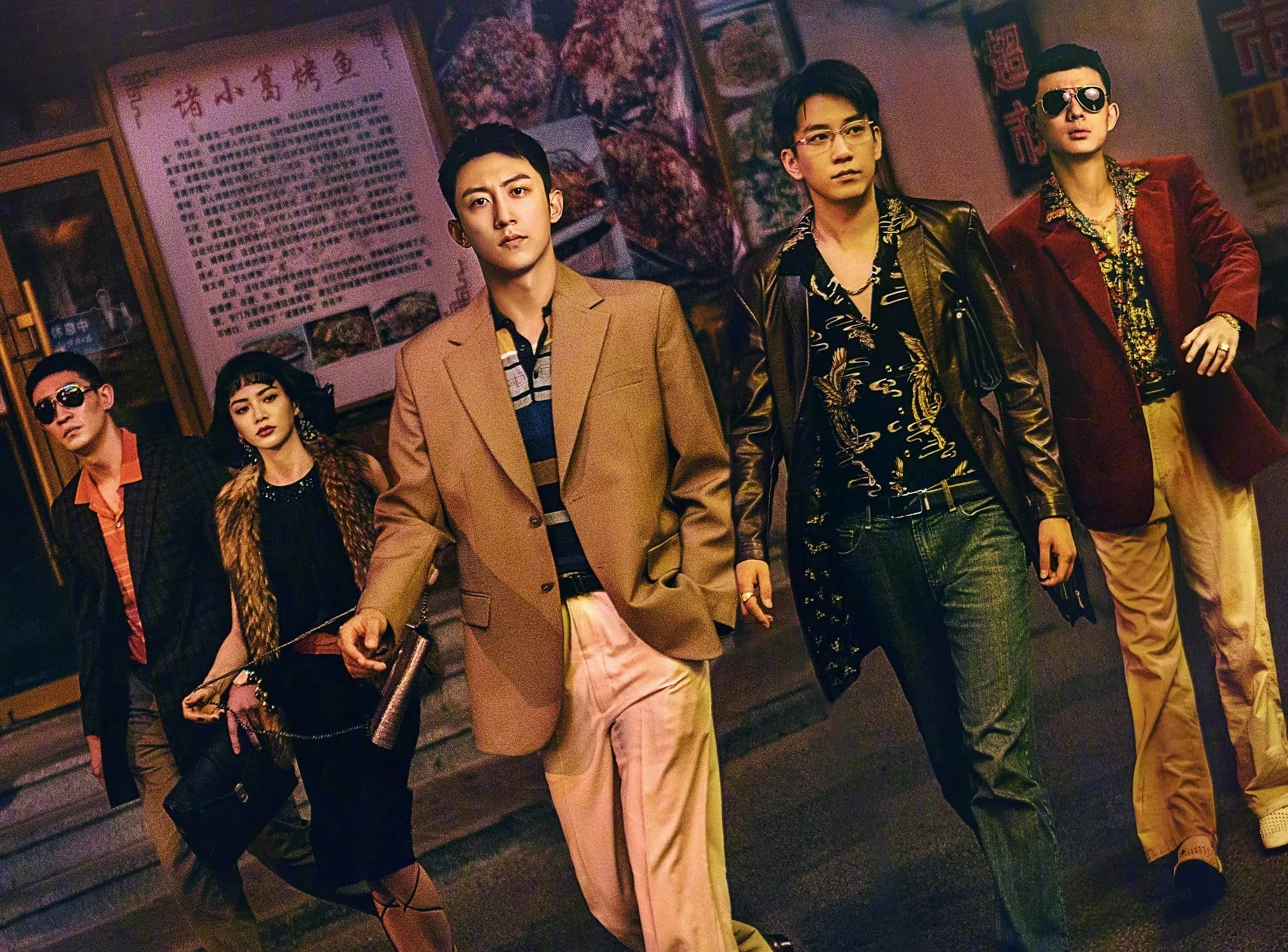 由黄景瑜（左三）和王子奇（右二）主演的《雪迷宫》正在热播，讲述缉毒警察将大型贩毒组织一网打尽的故事。（取自微博）