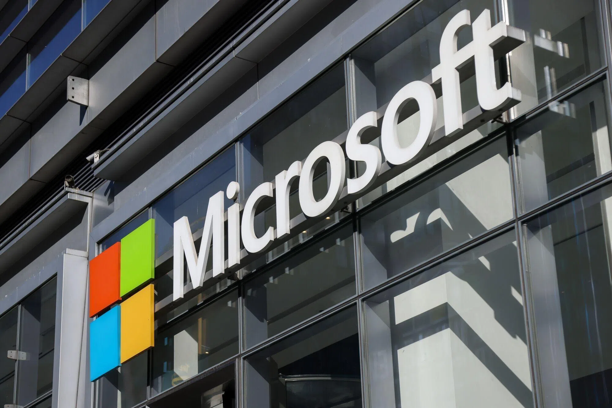 在新协议下，微软在OpenAI模型与产品上已没有独家授权权利，但微软仍可持续使用相关技术至2032年。（彭博社）