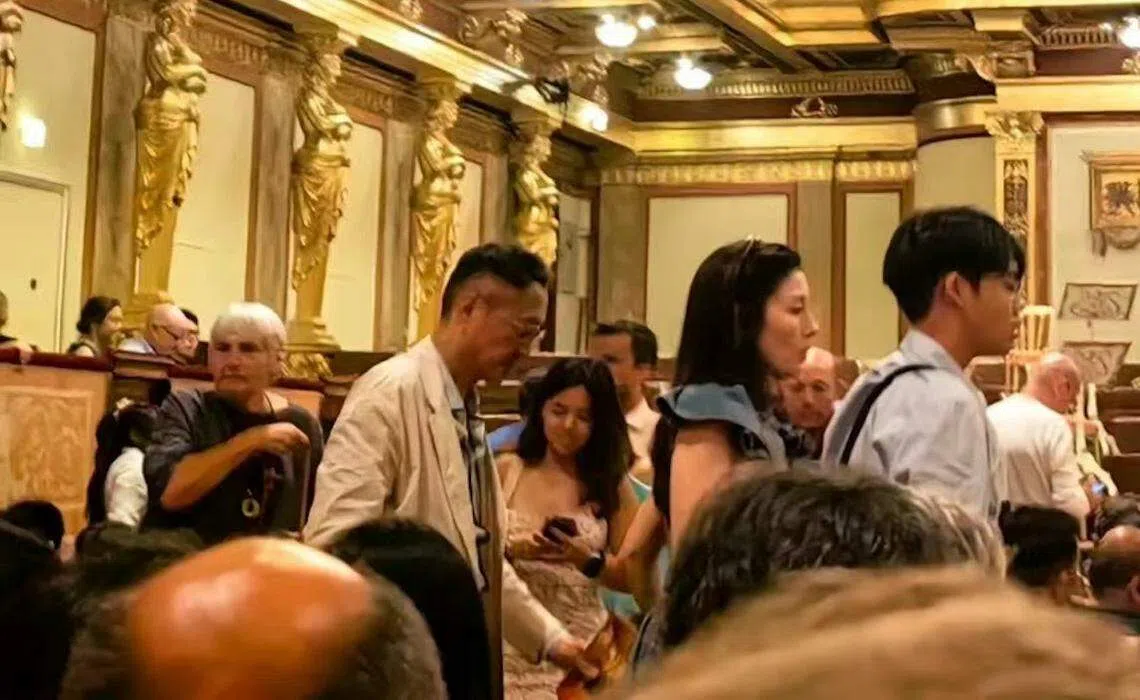 网民在维也纳听音乐会，巧遇许晋亨、李嘉欣和他们的儿子许建彤。 （互联网）