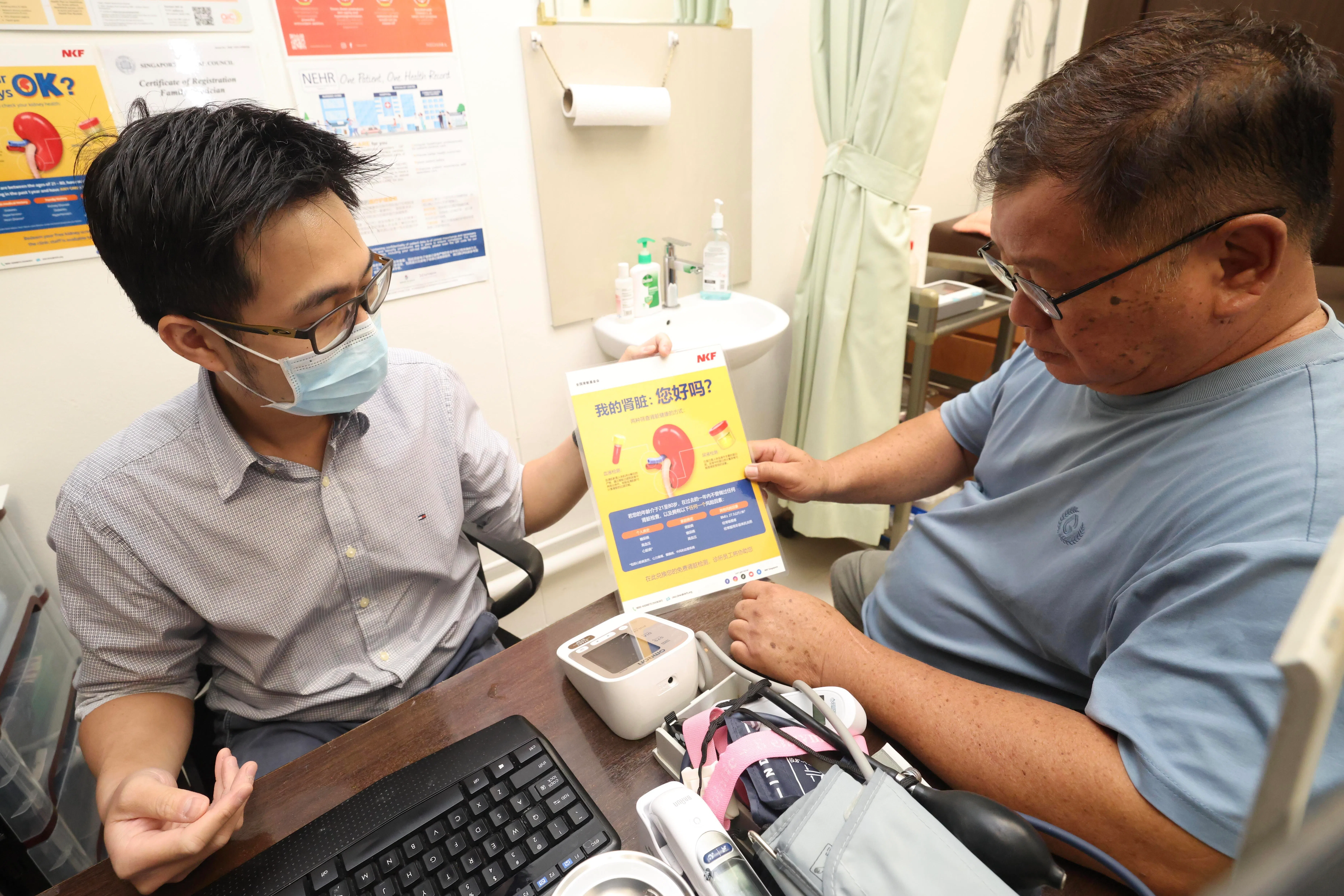 谢永强医生（左）建议郑国良（右）参与全国肾脏基金会推行的免费肾脏筛查计划，接受血液与尿液检查。（郑一鸣摄）