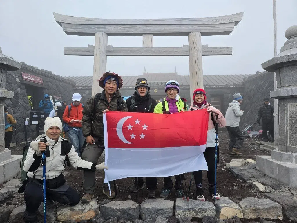 廖振宗2025年国庆日当天带着团队成功登上富士山顶。（受访者提供）