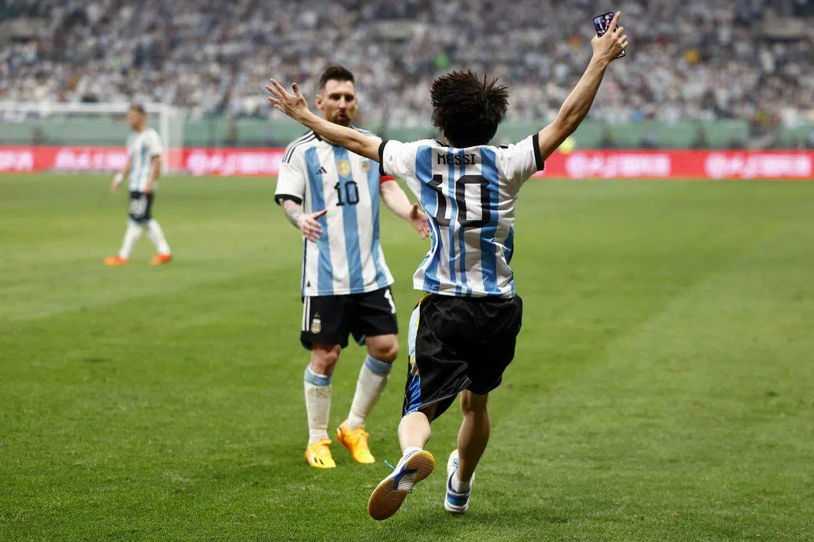 6月15日阿根廷与澳大利亚的比赛中，一名球迷冲入赛场内拥抱阿根廷队球员梅西。（中新社）