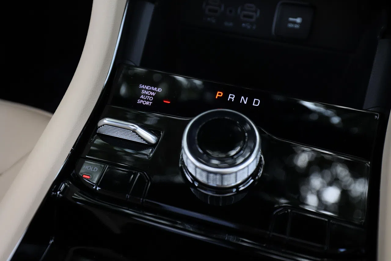 车子有泥沙、雪地、自动和运动四种驾驶模式。（龙国雄摄）