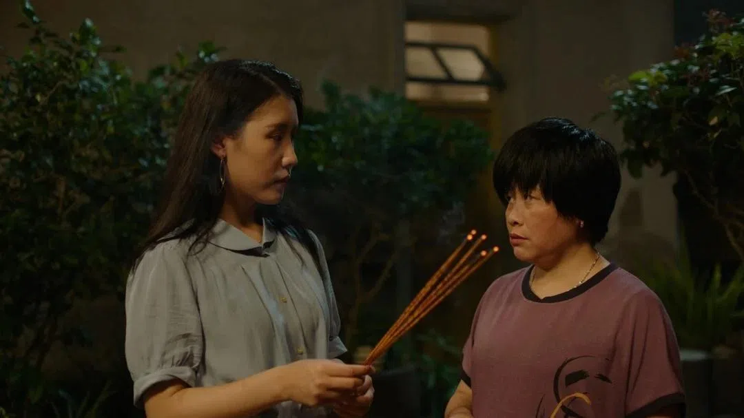 饰演潮汕妈妈的钟少贤（右）没有演戏经验，与卢珊过招却戏味十足。（嘉华院线提供）