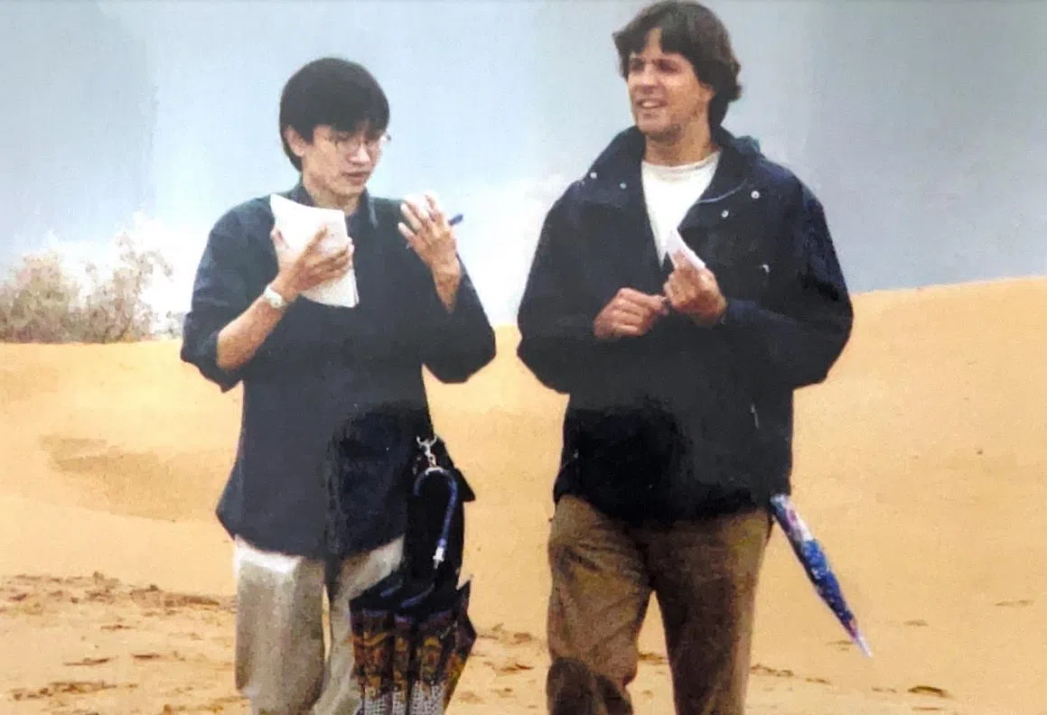 孙传炜（左）2005年赴宁夏采访治沙和黄河水源问题，采访的同时还为同行的法国记者充当翻译。（孙传炜提供）