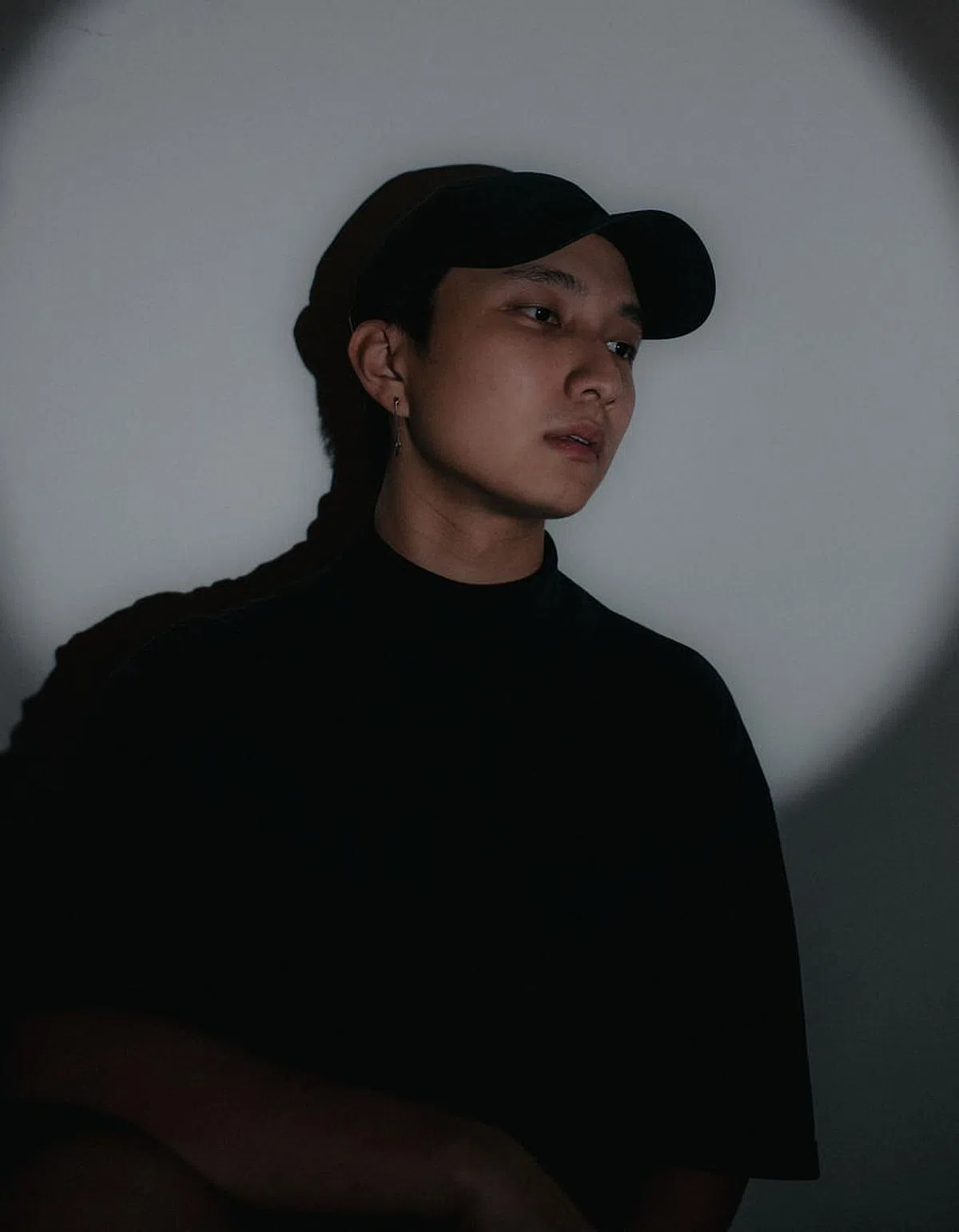 摄影师李益吉喜欢坐在小贩中心，把周遭人事物“摄”入脑海。（李益吉提供）