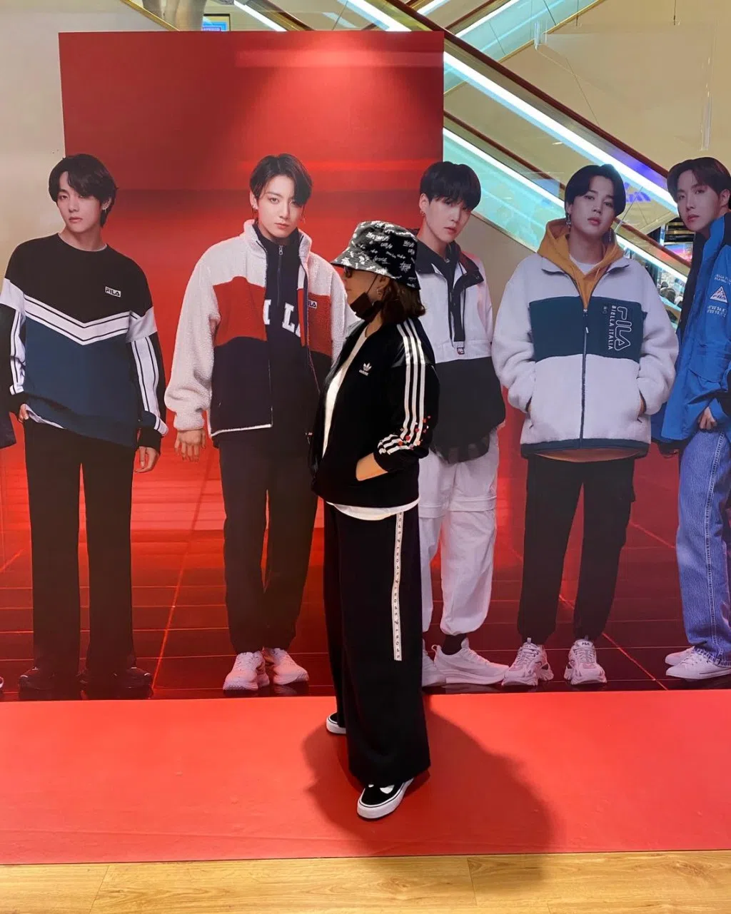 黄莺莺紧扣潮流，与BTS（防弹少年团）的人形牌合照。（互联网）