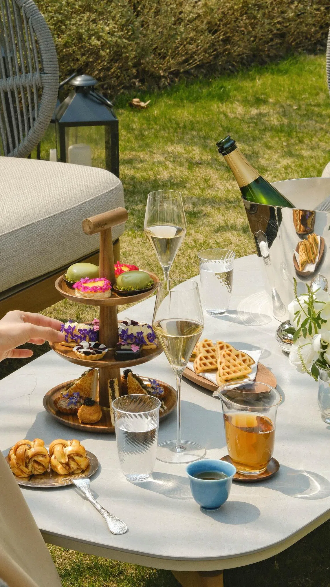 Tearoom by EHB提供下午茶，食客可边品尝各类蛋糕甜点边欣赏花园景色。（餐馆提供）