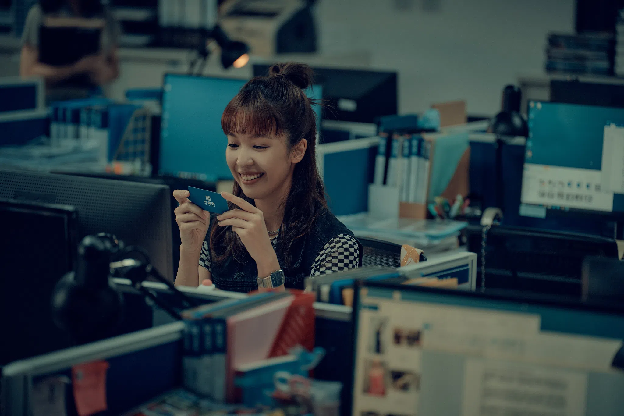 王渝萱饰演的菜鸟记者林姵亭死于夜店派对命案，震惊社会。（镜文学提供）