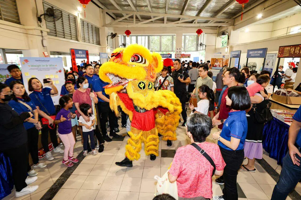 平价集团分别在圣乔治巷和大巴窑社区举办农历新年邻里派对，不仅为低收入年长者分发新年礼袋，还设立多个食品和游戏摊位。（关俊威摄）