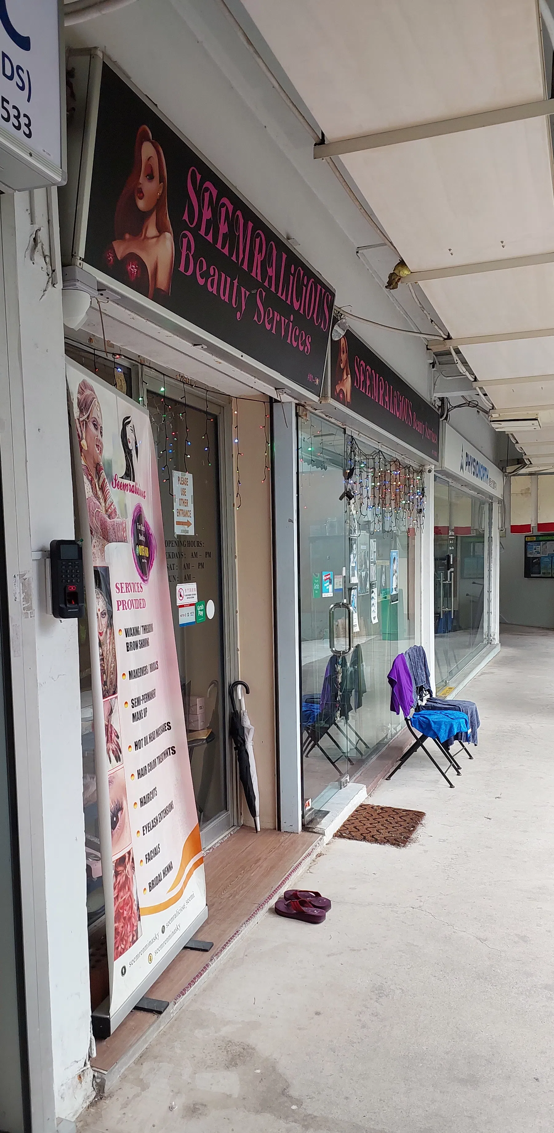 晾衣架不翼而飞，老板娘报警。（刘启成摄）