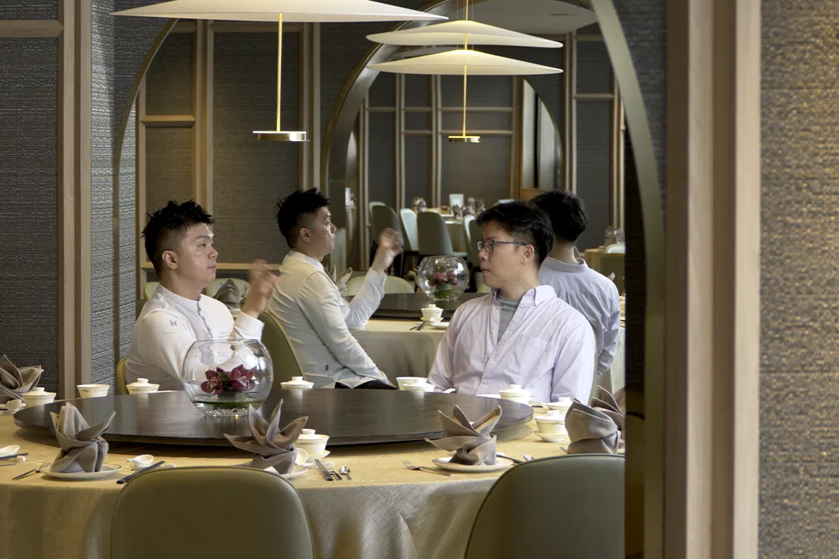 钟腱腾（左）告诉主持人杨全斌：“这个舞台很国际化，而且有多方的支持来帮助我打响餐馆的名声。”（视频截图）