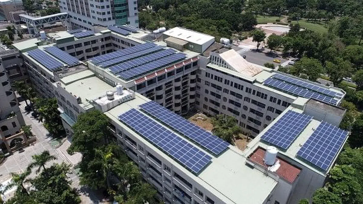 高雄市中正高中屋顶装设的太阳能光电板。专家研判，台湾再生能源发电目标难以触及。（自由时报）