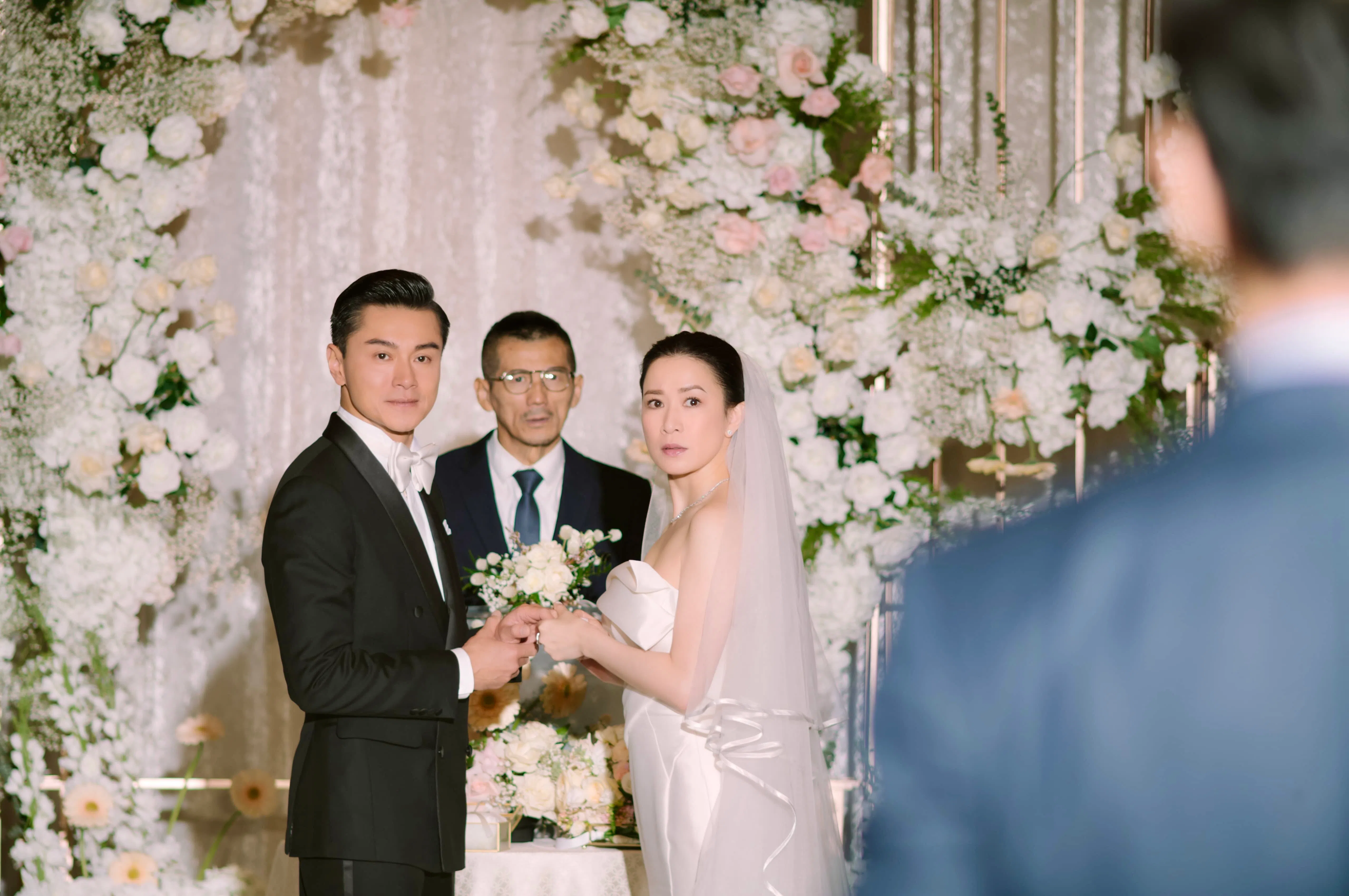 黄浩然（左一）在《家族荣耀之继承者》对佘诗曼（左三）的爱，不是建立在金钱或公事合作之上，是单纯的喜欢。（《家族荣耀之继承者》剧组提供）