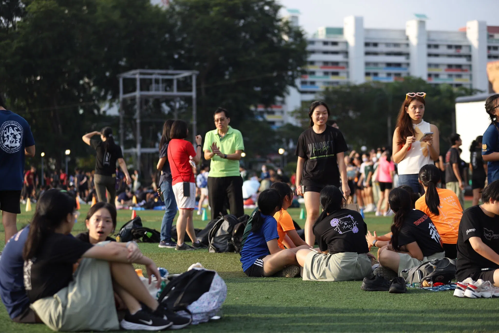 这是淡初操场近年来第一次迎来全校师生围坐草地，也是最后一次。（淡初资讯通信学会所提供）