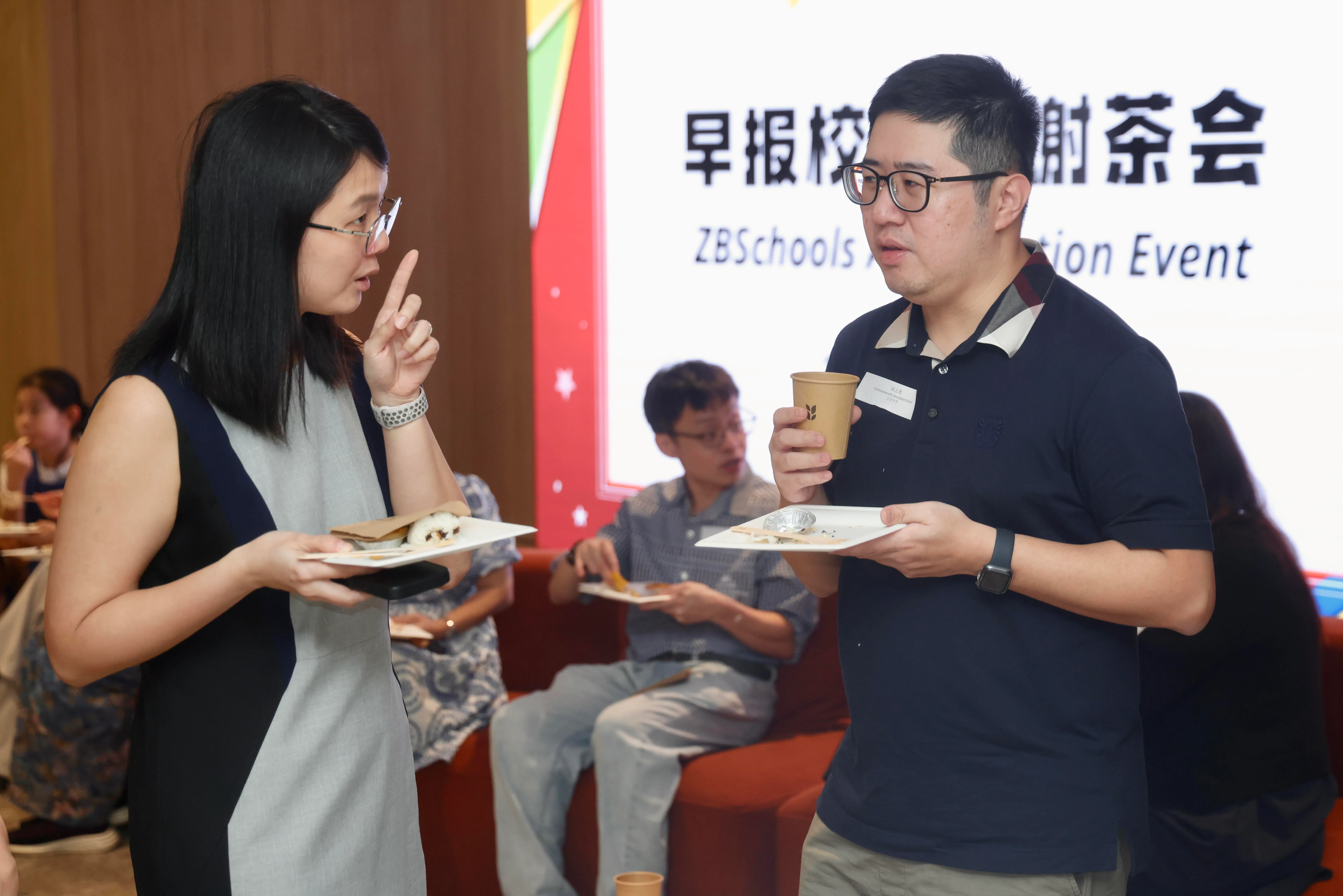 在感谢茶会上，早报校园团队与老师们就教学实践与早报校园平台的使用展开深入交流。（陈斌勤摄）
