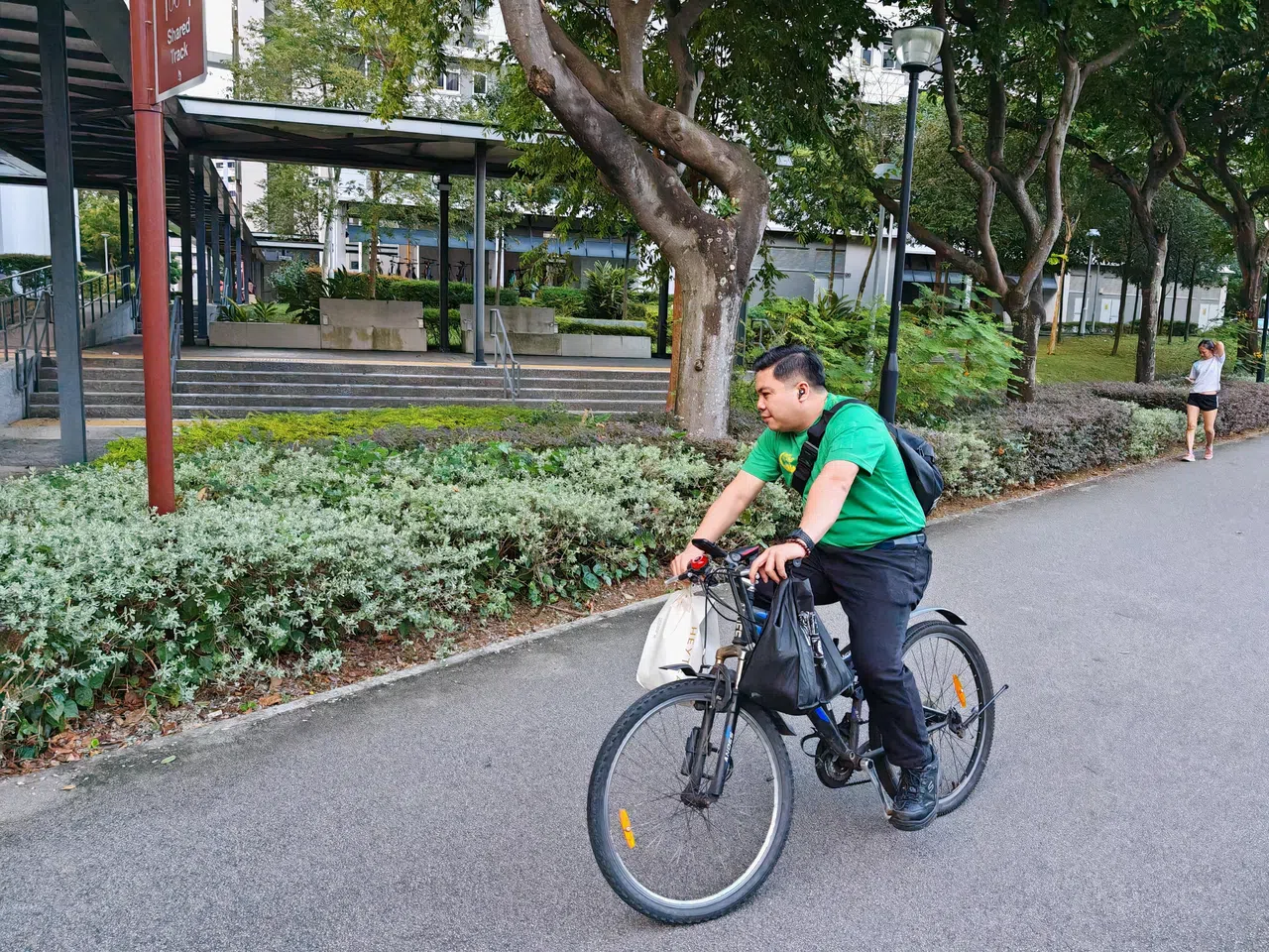 Magic6 Pro的AI动态感应系统能清晰捕捉骑行中的脚踏车骑士。（黄少伟摄）