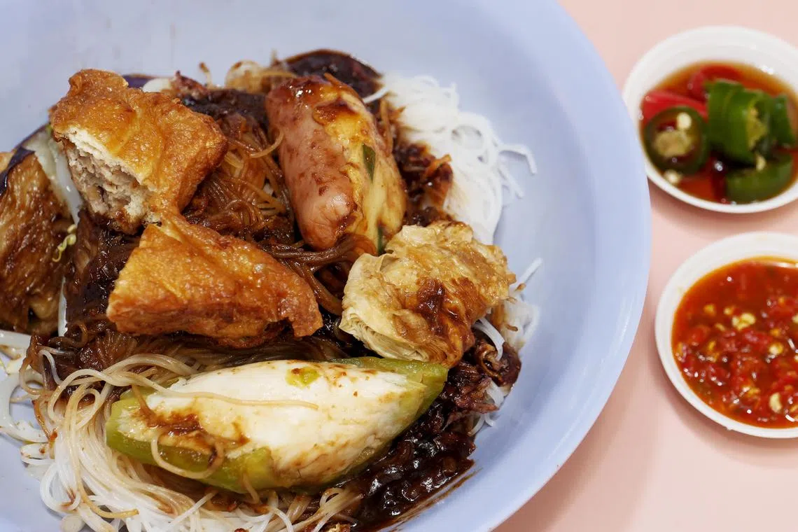 八巷手工鱼圆面的手工酿豆腐，馅料有猪肉碎和鱼浆。（曾坤顺摄）