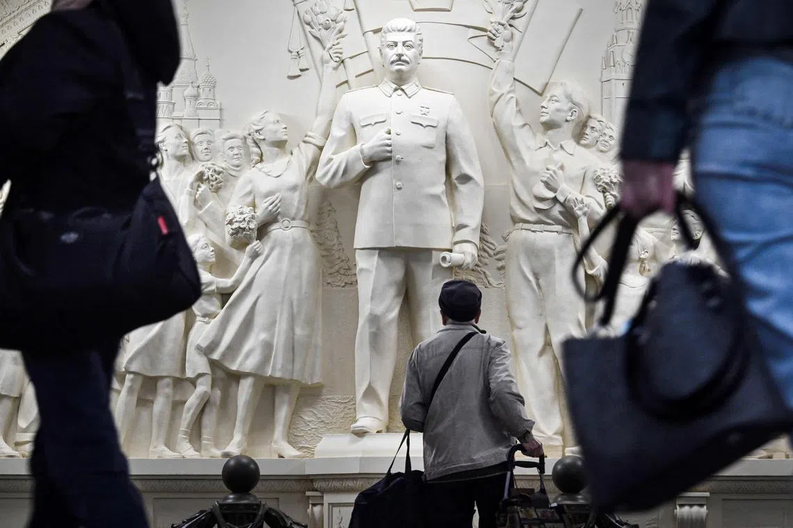 莫斯科塔甘卡地铁站的斯大林浮雕，复刻的是1960年代被销毁的浮雕作品“人民对领袖和统帅的感激”。浮雕上展示了穿着军装的斯大林，周围是注视并向他伸手的儿童和工人。（法新社）