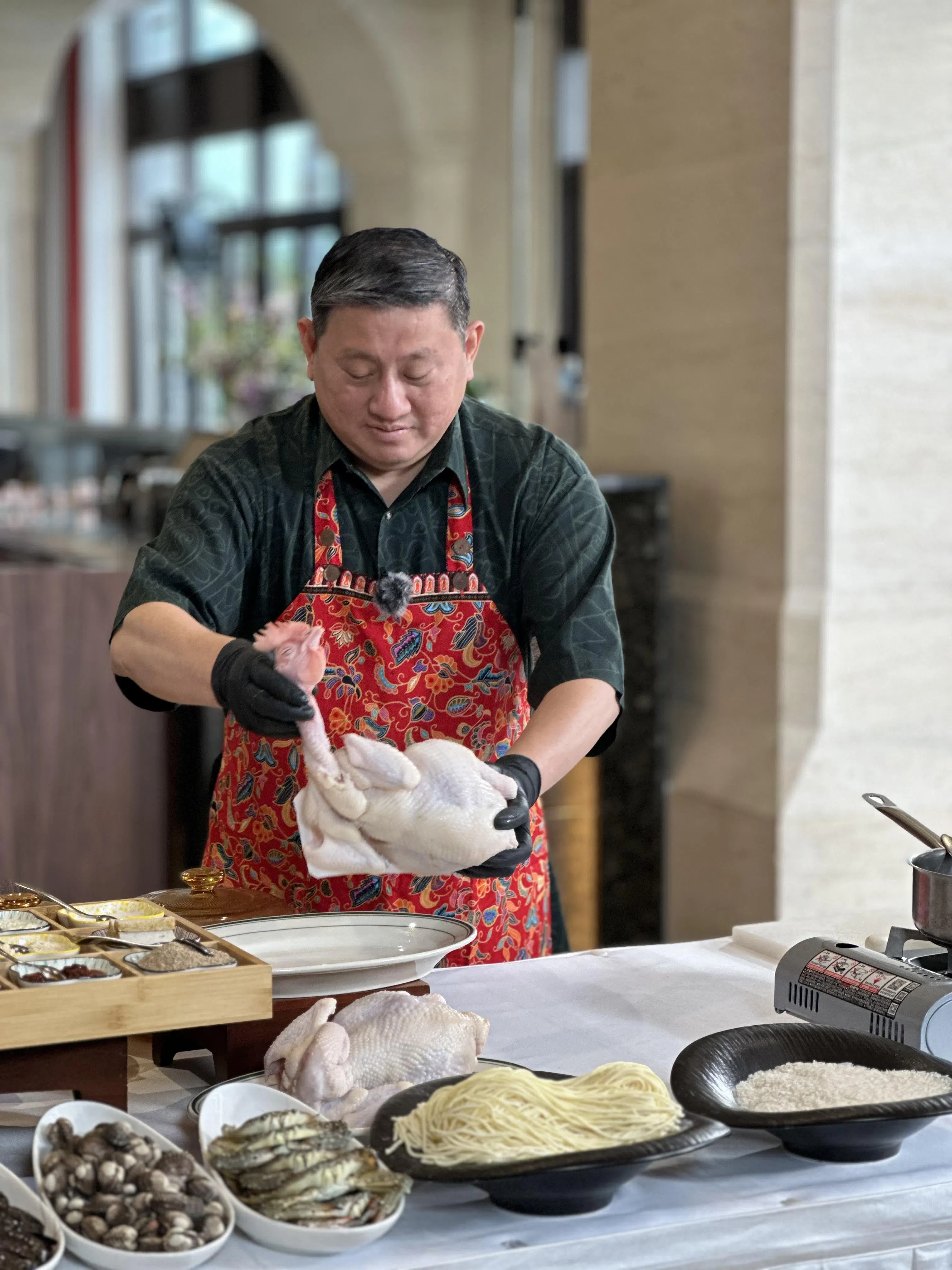 驻华大使陈海泉2024年12月参加海南卫视节目《大使家宴》的录制。（新加坡驻中国大使馆提供）