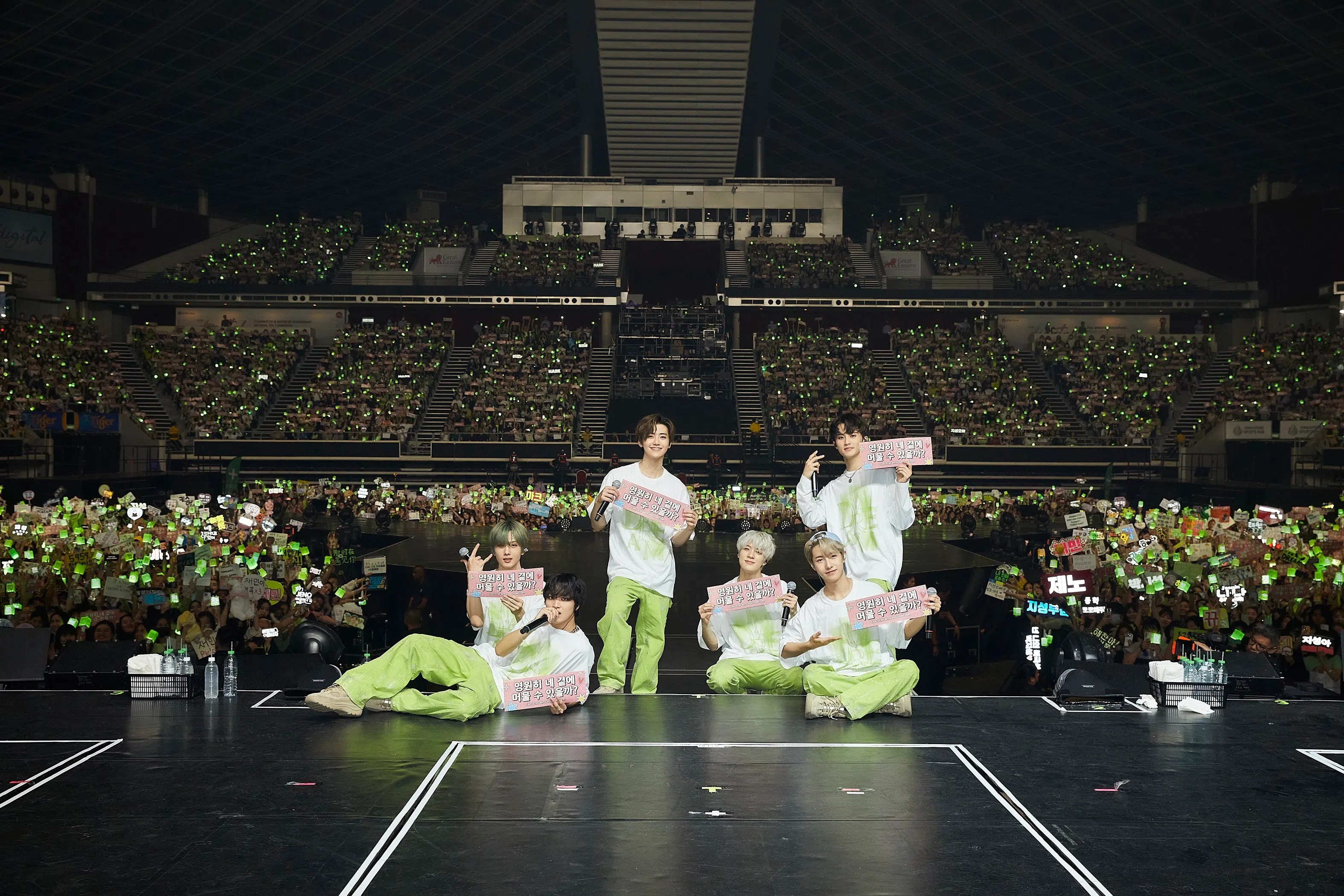 NCT DREAM新加坡演唱会7缺1，左起为志晟、楷灿、渽民、Jeno、仁俊及Mark。（取自艺人推特）