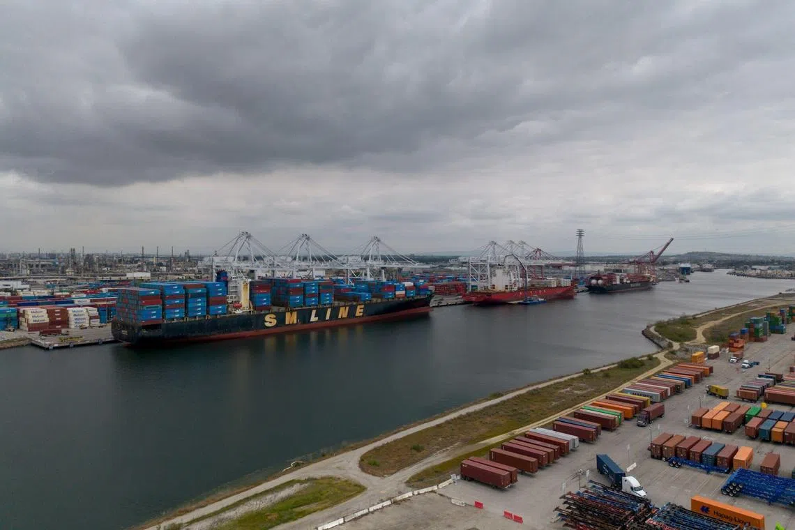 4月28日，美国加利福尼亚州长滩港的集装箱货轮。（彭博社）