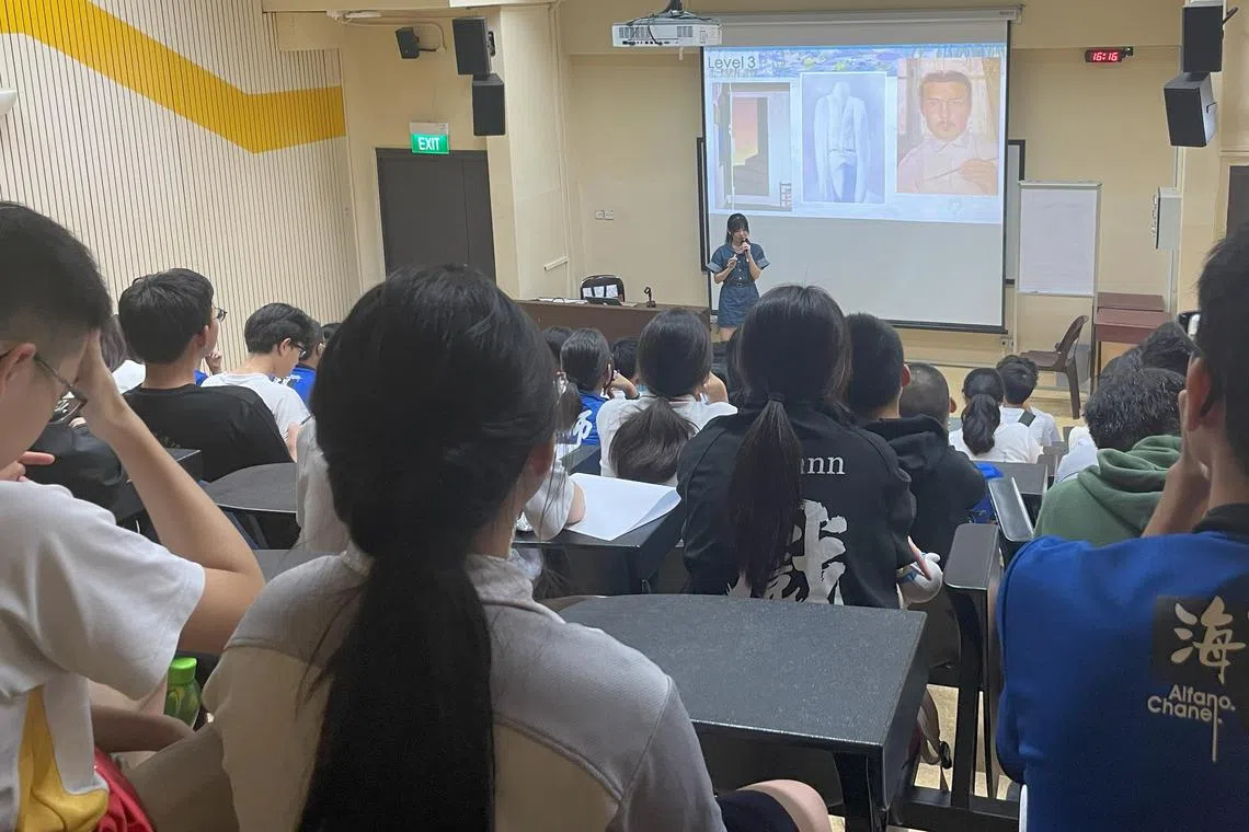 活动的下半场则让参与的学生分为四个大组，每一组各由一位作家带领，四位经验丰富的作家是周德成、何颖舒、林艺君（图中站立者）和潘靖颖一同进行文学创作。（作者提供）