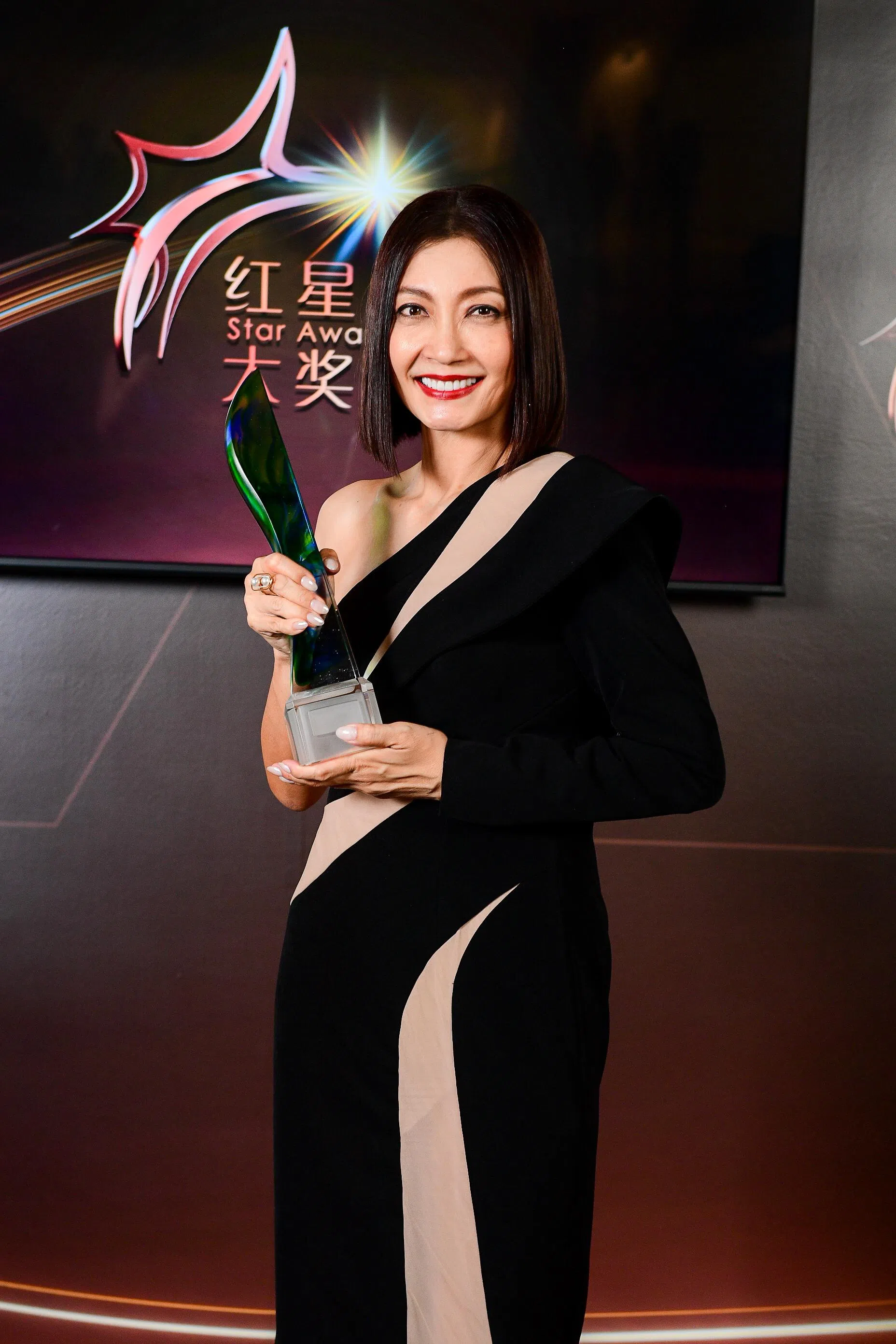 黄碧仁以《你的世界我们懂》的角色拿下第五座“红星大奖”最佳女主角奖。（档案照）