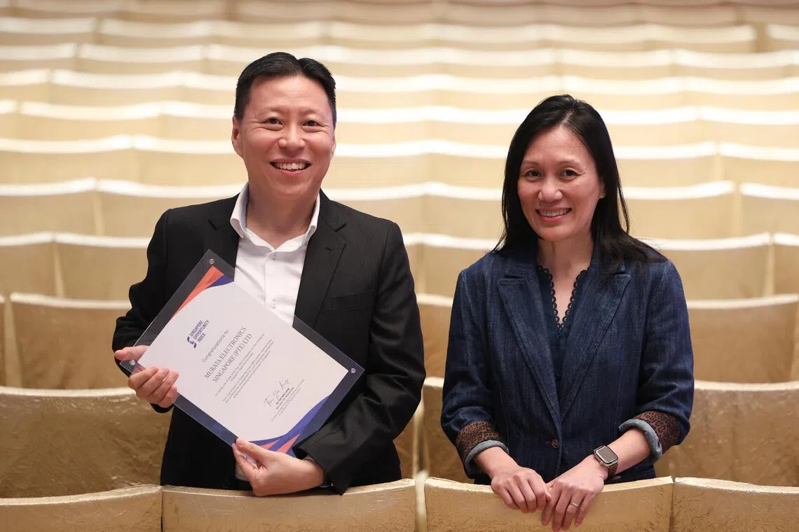 村田电子新加坡人事部总经理黄建中（左）和彩虹中心执行董事陈思薇所属机构，是300家按“新加坡职场进阶指数”评选为表现最佳机构的其中两个。（关俊威摄）