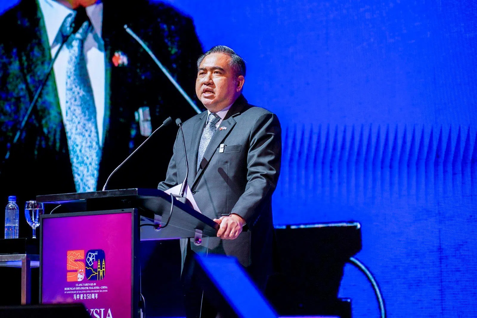 马来西亚交通部长陆兆福星期二（12月17日）为马来西亚—中国峰会主持开幕仪式。他呼吁马国各方应抓紧机遇，深化与中国的跨境贸易。（马中峰会主办方提供）