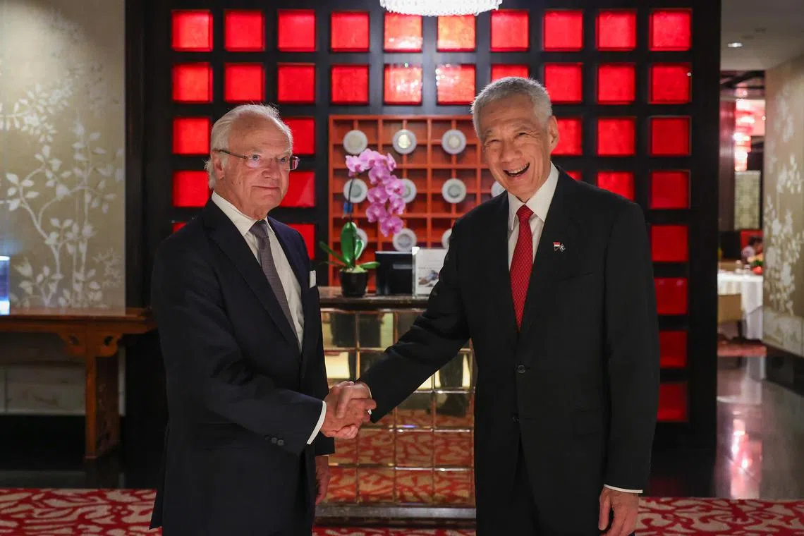 卡尔十六世（左）与国务资政李显龙共进午餐，就国际发展和两国应对相似挑战的做法，交留意见。（数码发展及新闻部提供）