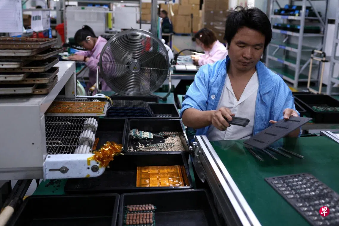 中国前七个月规模以上工业企业利润同比增长17.6%，其中电子行业的利润增长成为主要支撑。图为3月16日，中国广东省东莞市的一家工厂内，一名员工在印刷电路板生产线上工作。 （路透社）