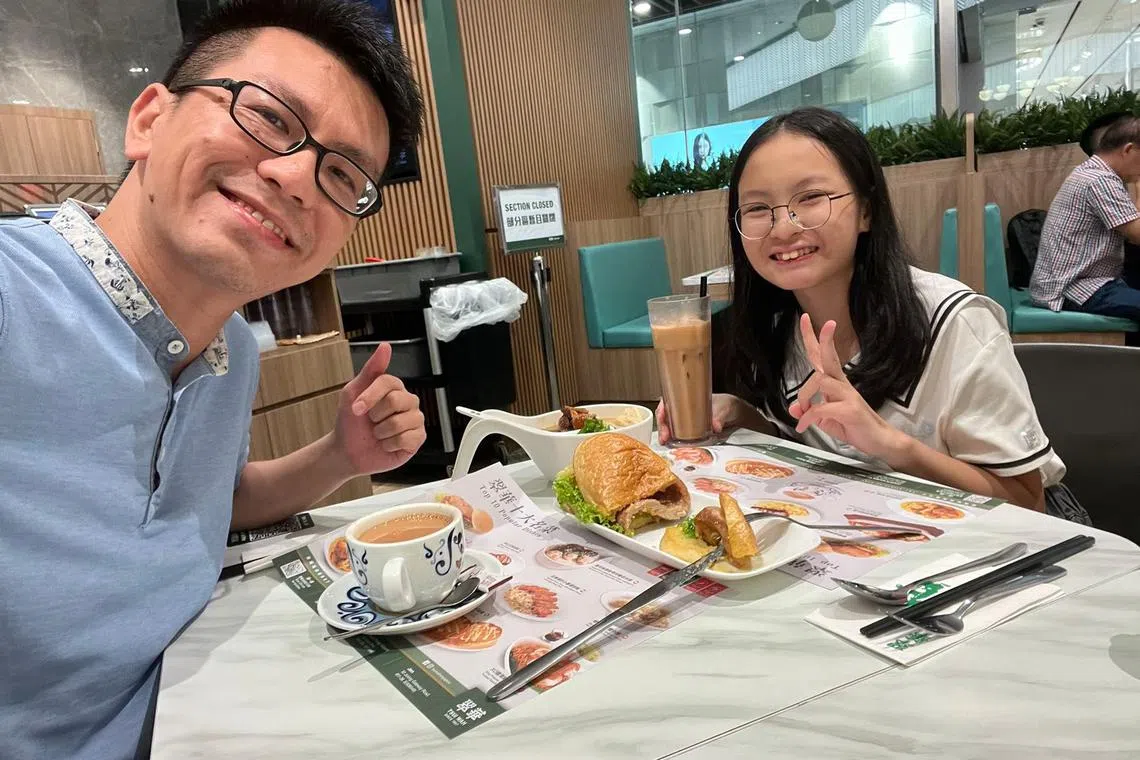 黄君（左）和女儿定期一对一吃饭“约会”，促进父女感情。（受访者提供）