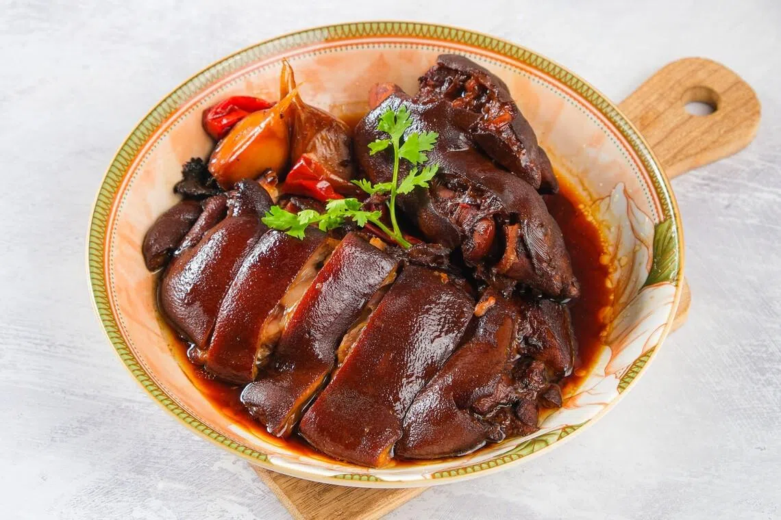 王冠胜按外公秘方焖煮的猪蹄，精选中药材黄芪和玉竹，加入客家米酒。（餐馆提供）