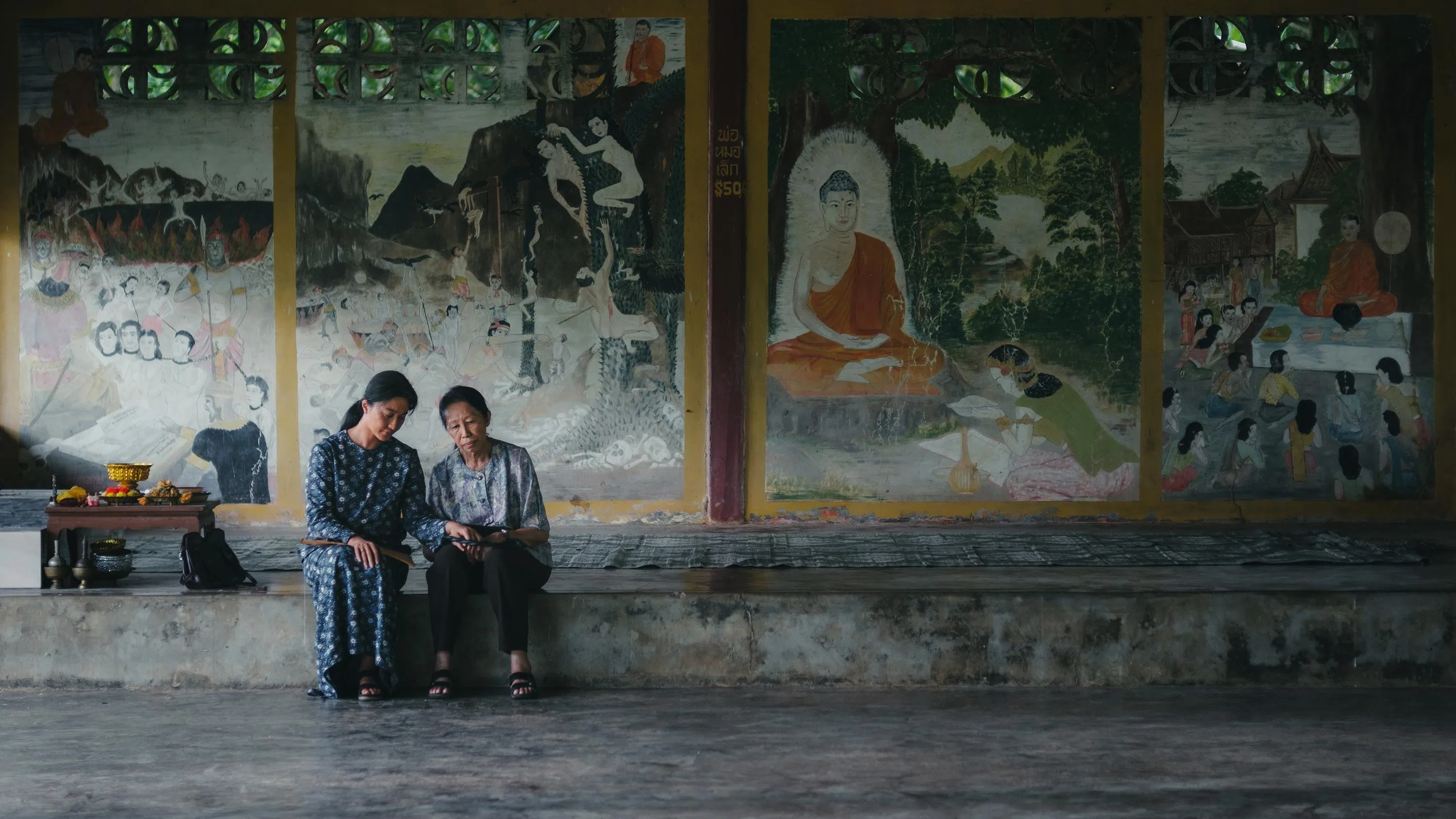 《地母》女巫凤音（左）替人通灵、驱邪，处理无法以日常语言说清的问题。（新加坡华语电影节提供）