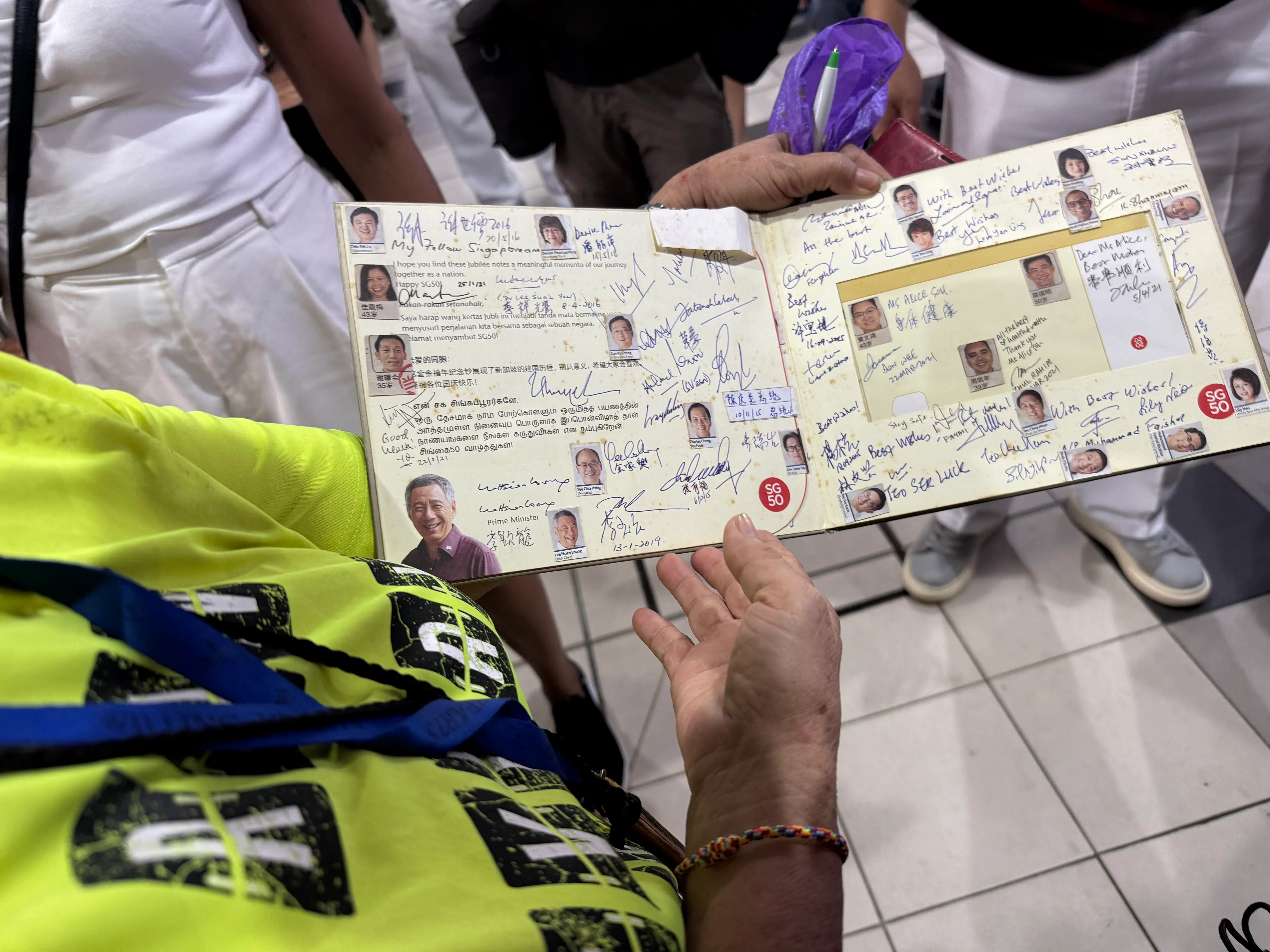 苏女士展示她的收藏本，里头有满满数十名议员或政治人物的签名。（廖慧婷摄）