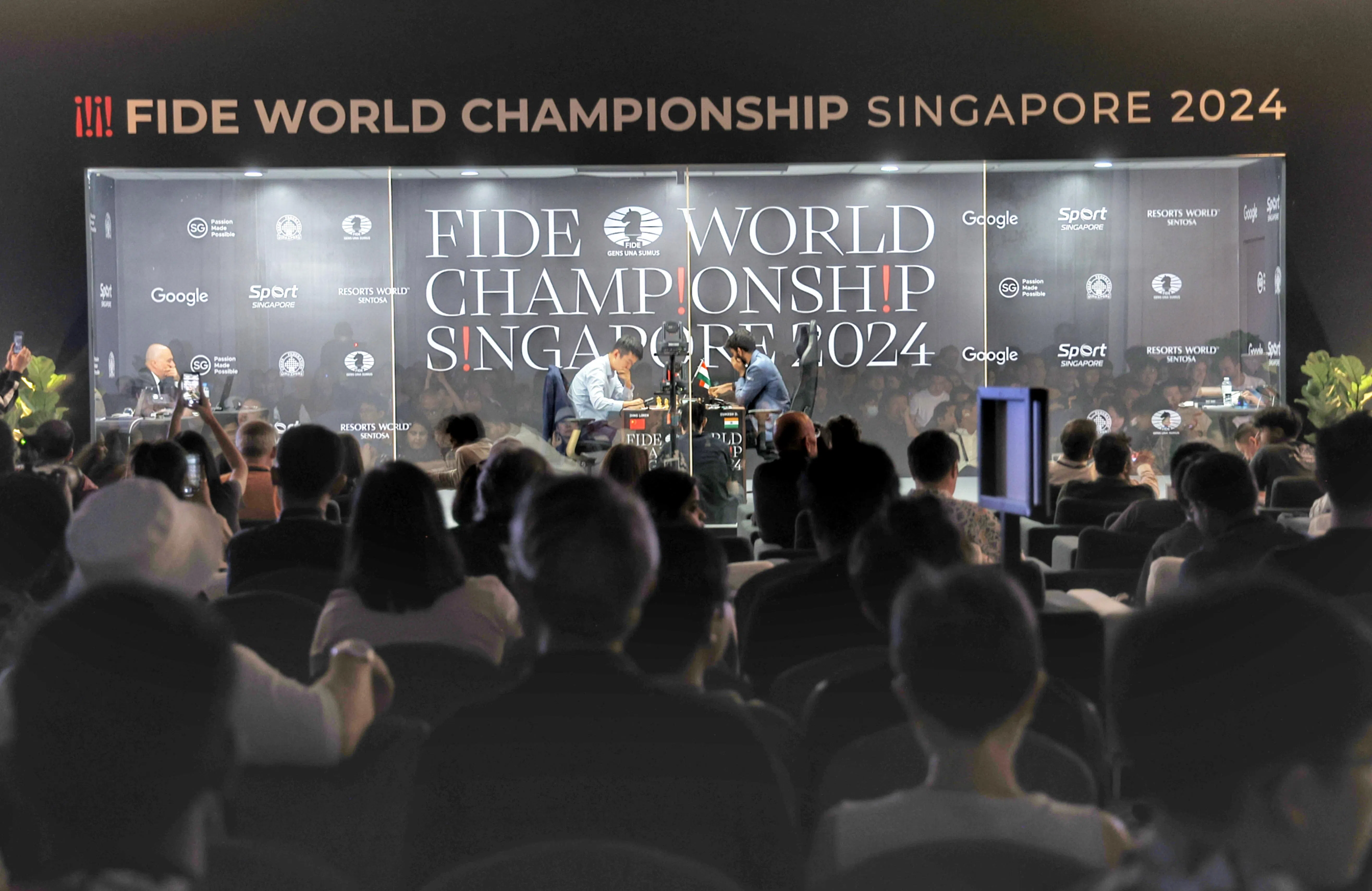 去年11月底到12月中展开的国际象棋世界锦标赛，吸引众多海内外棋迷在现场和网络上观赛。（档案照片）