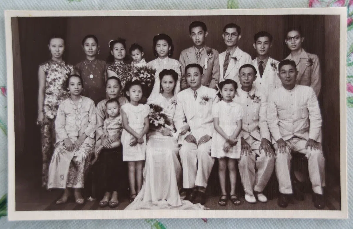 一对新人林忠邦（右四）和谢妙梅（右五）及谢妙梅的家人合影，足见他对妻子一家很重视。（林英仁提供）