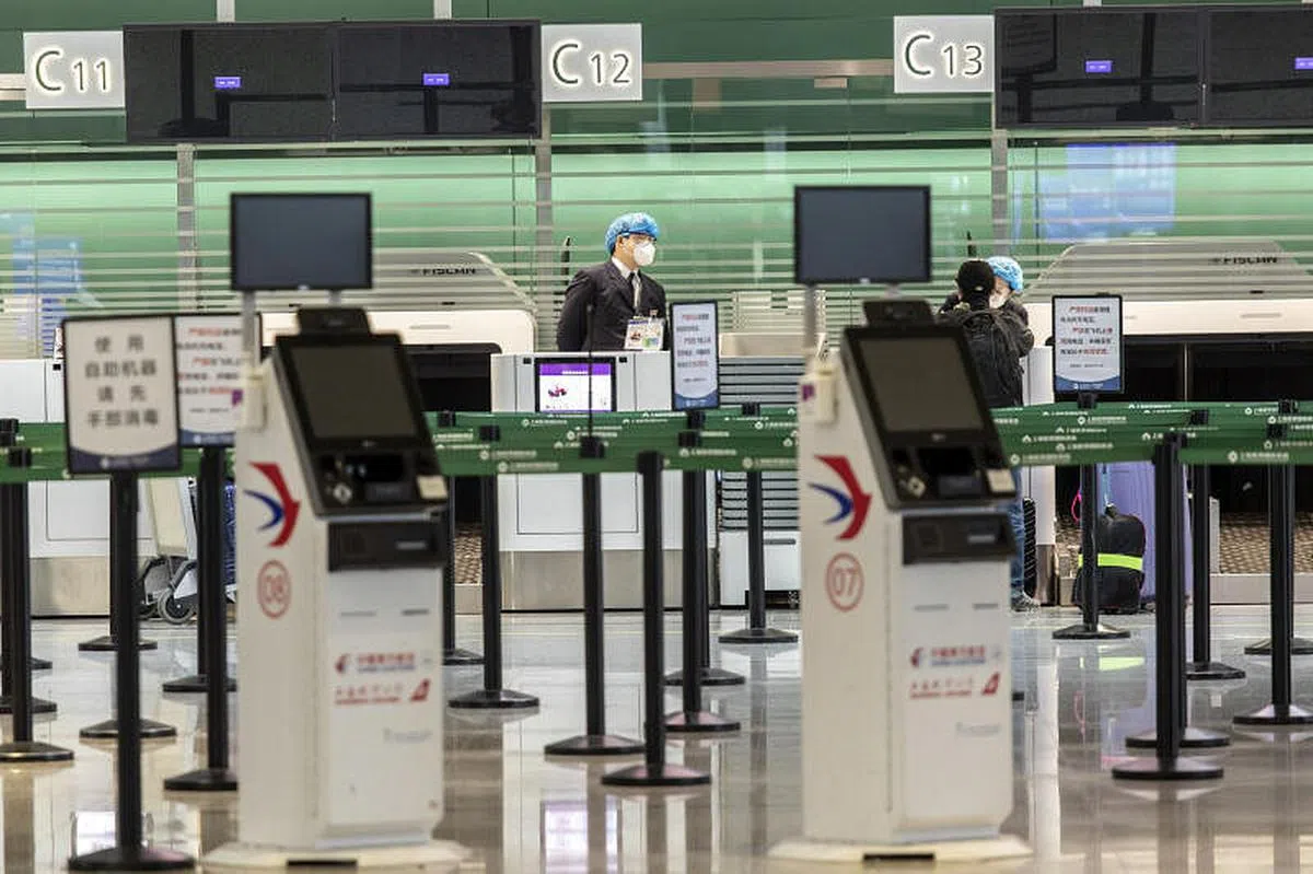 受本土疫情持续增长的影响，中国国内航空日均旅客运输量锐减，加上此次空难的打击，短期内航空市场或持续低迷。（彭博社）