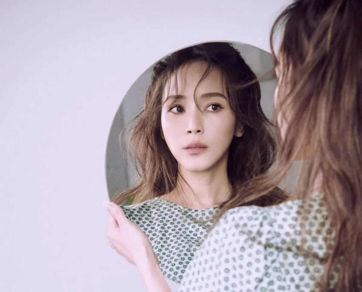 侯佩岑是李靓蕾闺蜜。（面簿图）