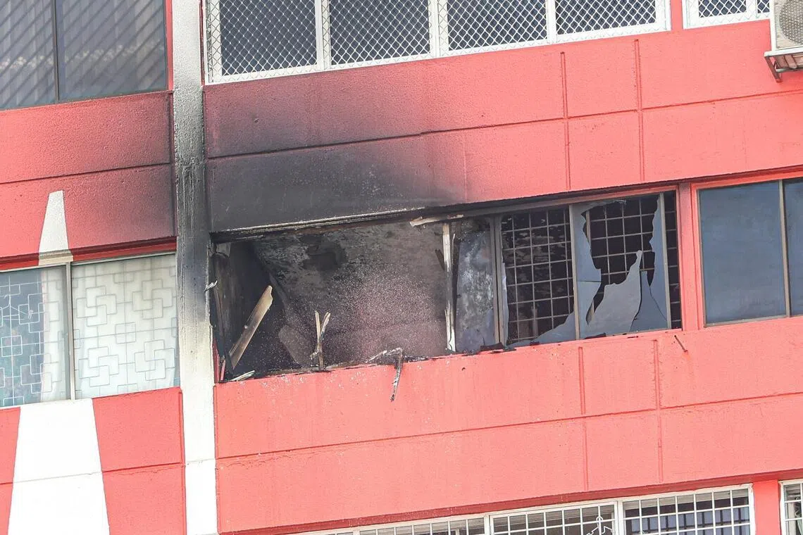 火势和高温导致失火单位的玻璃窗爆裂，外墙也被浓烟熏黑。（关俊威摄）