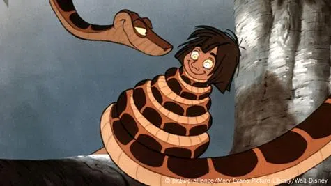 动画片《森林王子》里的蛇妖缠绕男主角，当年吓坏不少小孩，但也治愈一些人的恐蛇症。（互联网）