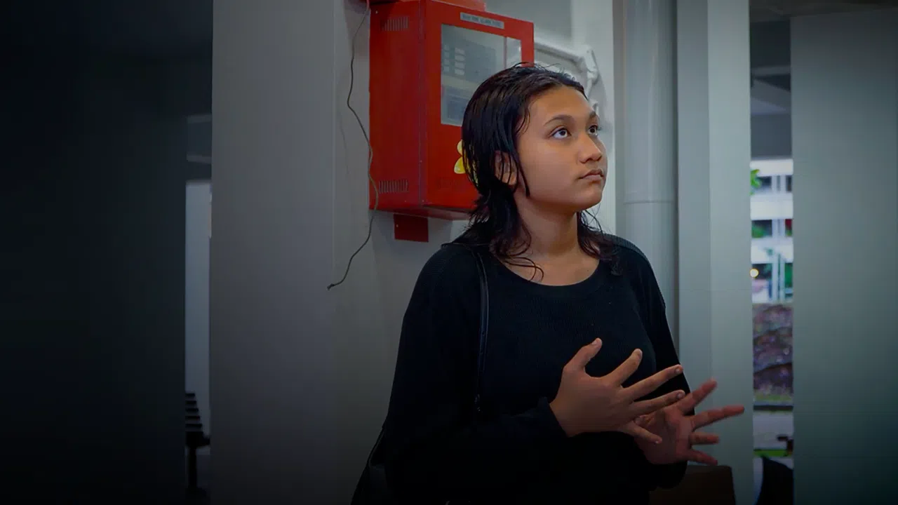 离家出走后的因茜拉，曾辗转借宿多位朋友家中，最终还是走到了露宿街头的一步。（视频截图）