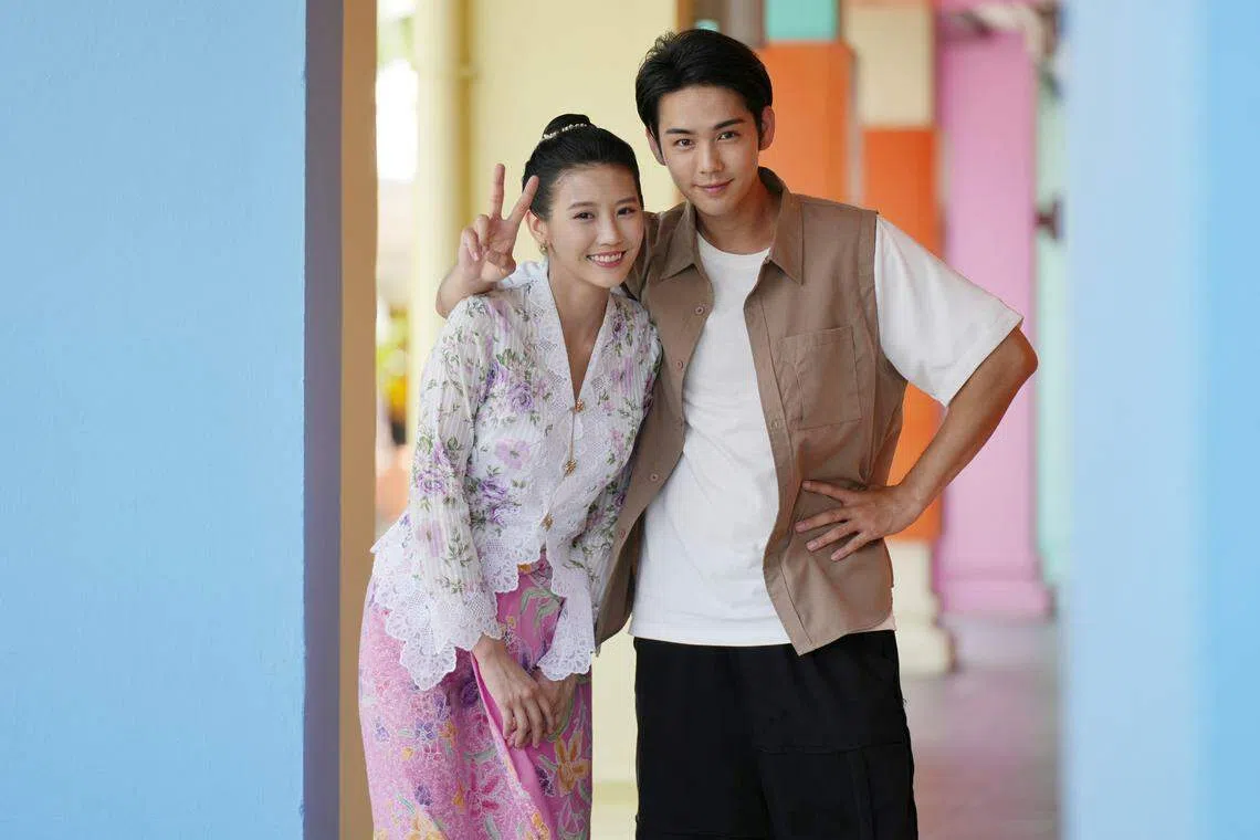 来自马来西亚的朱主爱（左）和中国演员于非凡9月底进组拍摄《天涯小娘惹》，过去几周在新加坡趴趴走。（谢智扬摄）