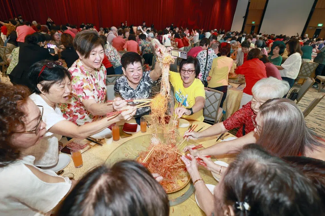 美食与歌曲成为沟通桥梁，同桌派出“最美最帅”代表纷纷捞鱼生。（周国威摄）