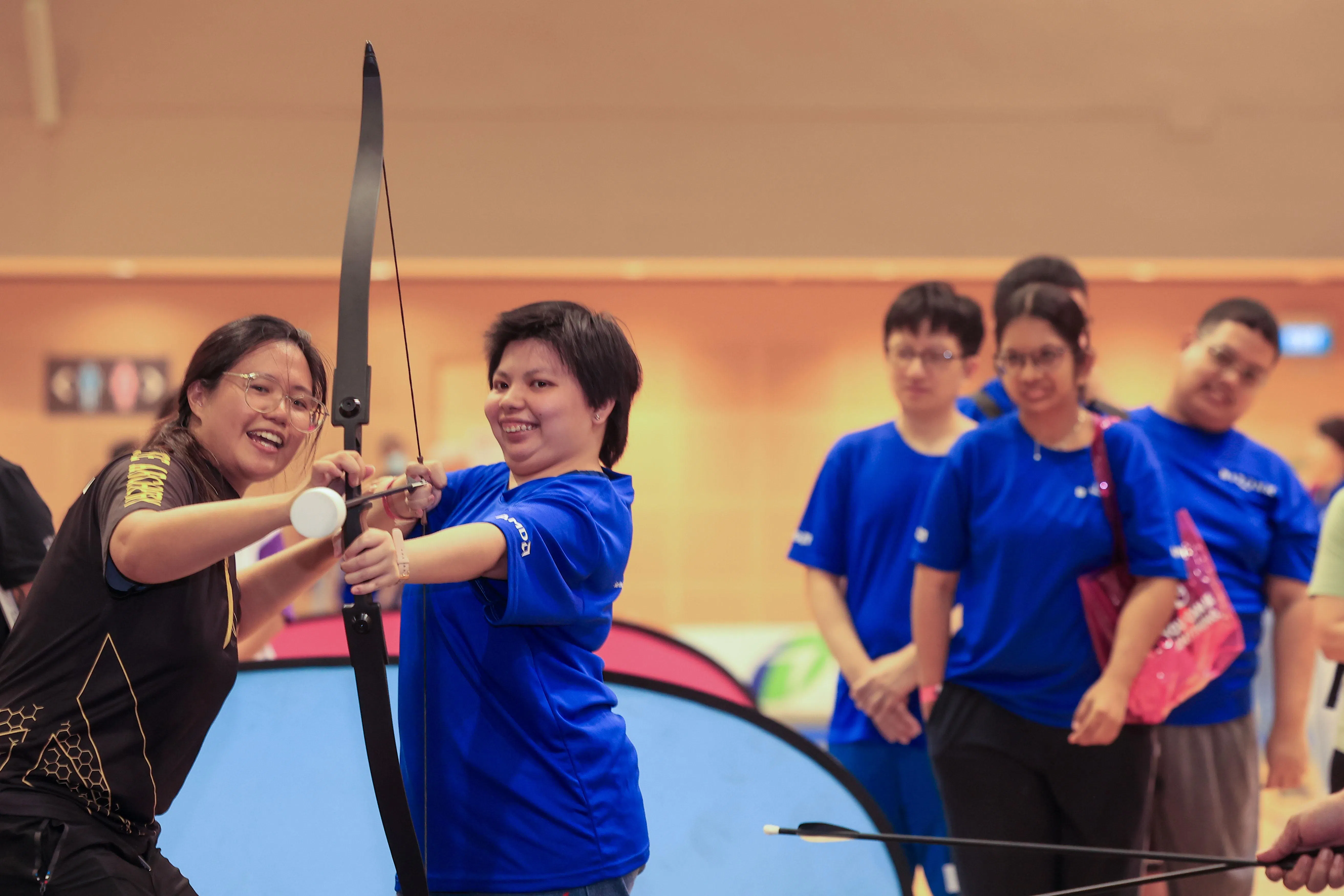 在淡滨尼天地举行的本地首个残奥嘉年华上，参与者可体验射箭、打乒乓球、骑脚踏车等残奥项目。（吴先邦摄）