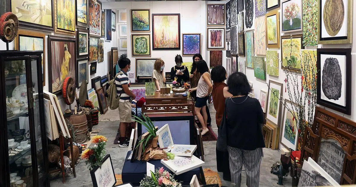 王婉芳在东陵坊3楼为已逝著名花艺师王忠成举办一场艺术展览。 （曾美玲摄）