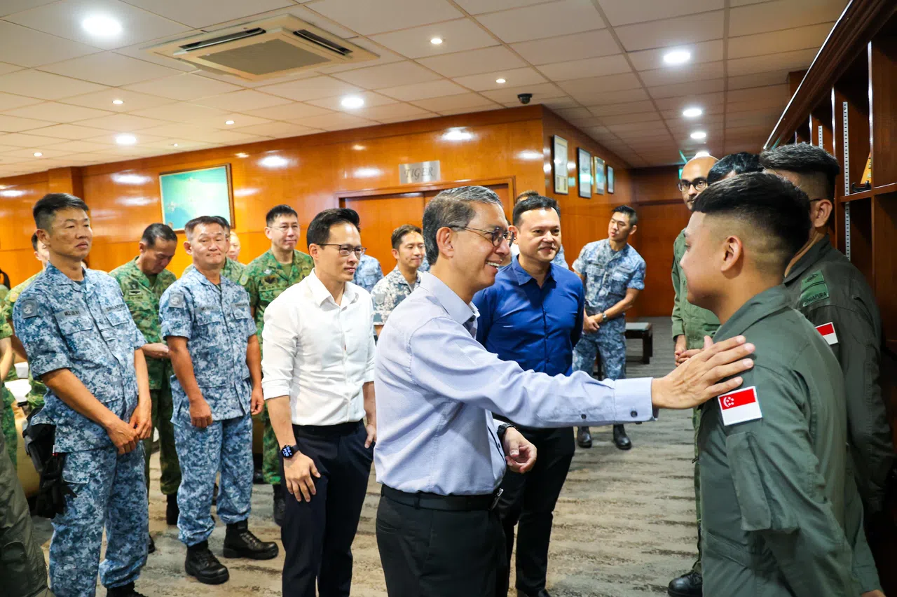 费绍尔感谢参与任务的人员。（林明顺摄）