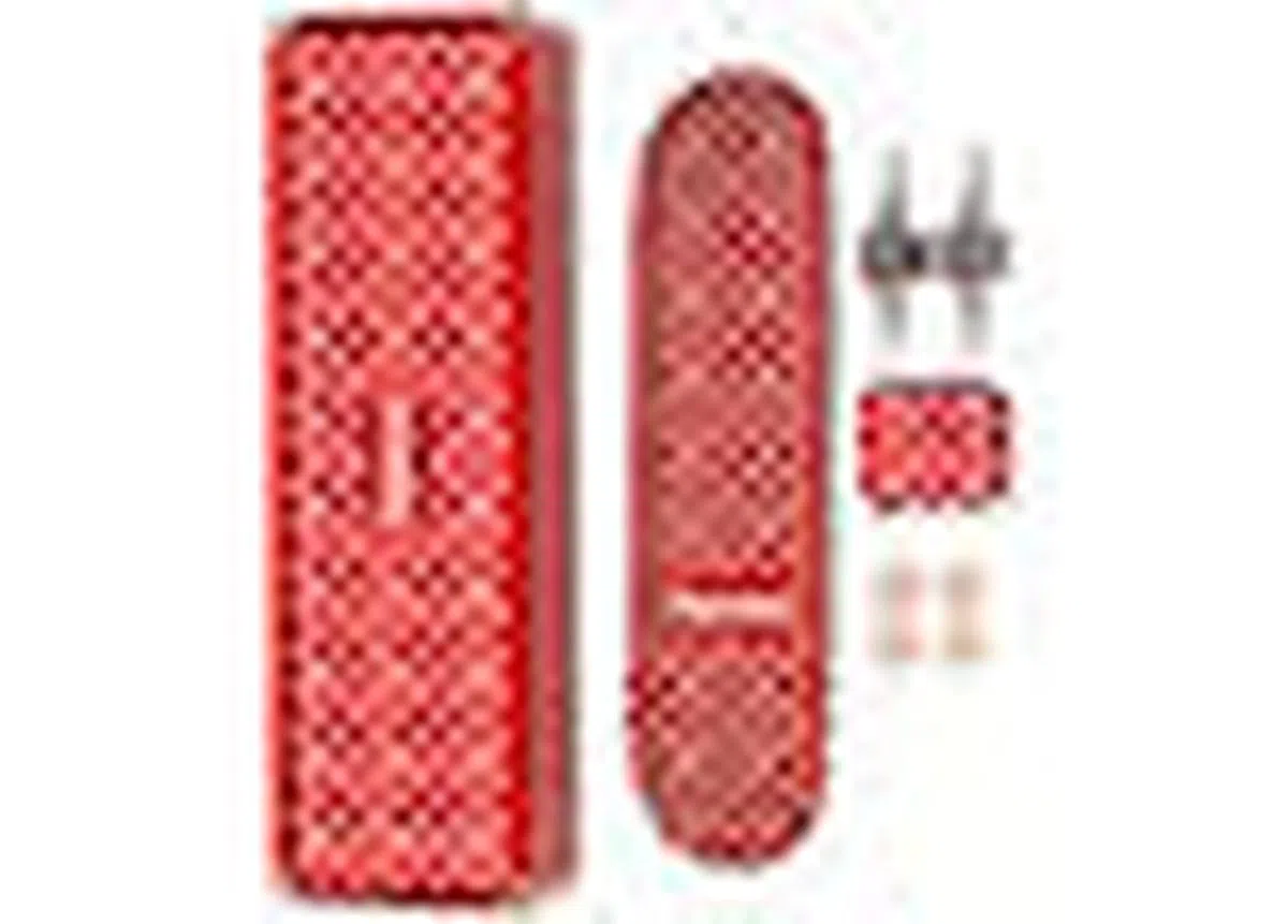 大牌时尚近年来都推出许多滑板商品（图/Stock X）。